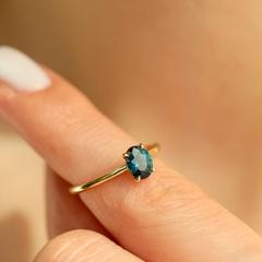 Nangi fine jewelry - blue sapphire ring in yellow gold