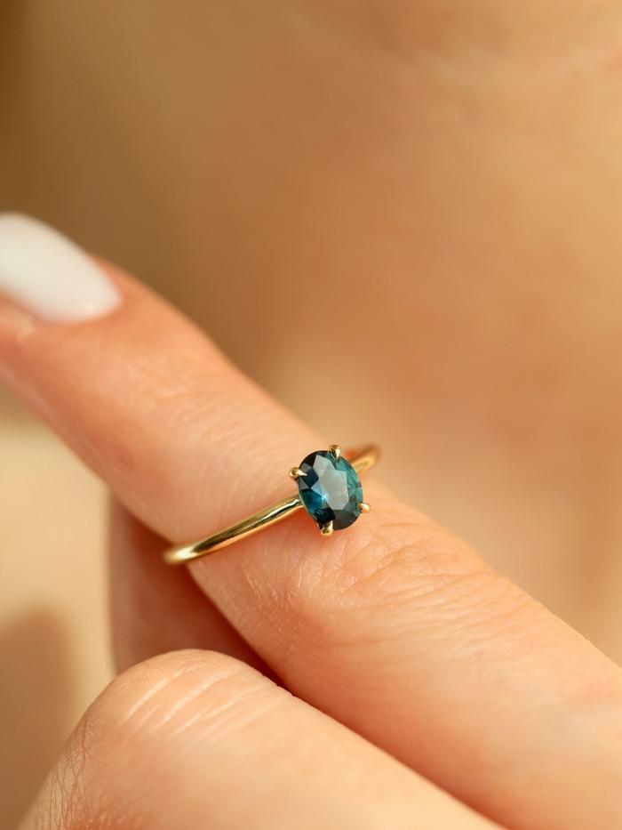 Nangi fine jewelry - blue sapphire ring in yellow gold