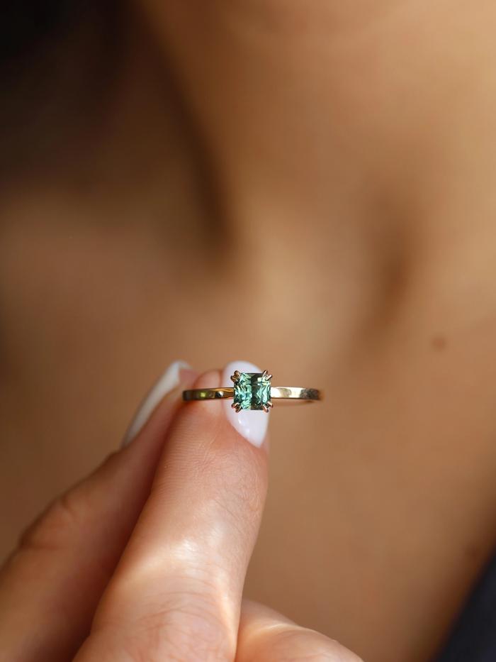 Nangi fine jewelry - teal / Peacock ring in yellow gold