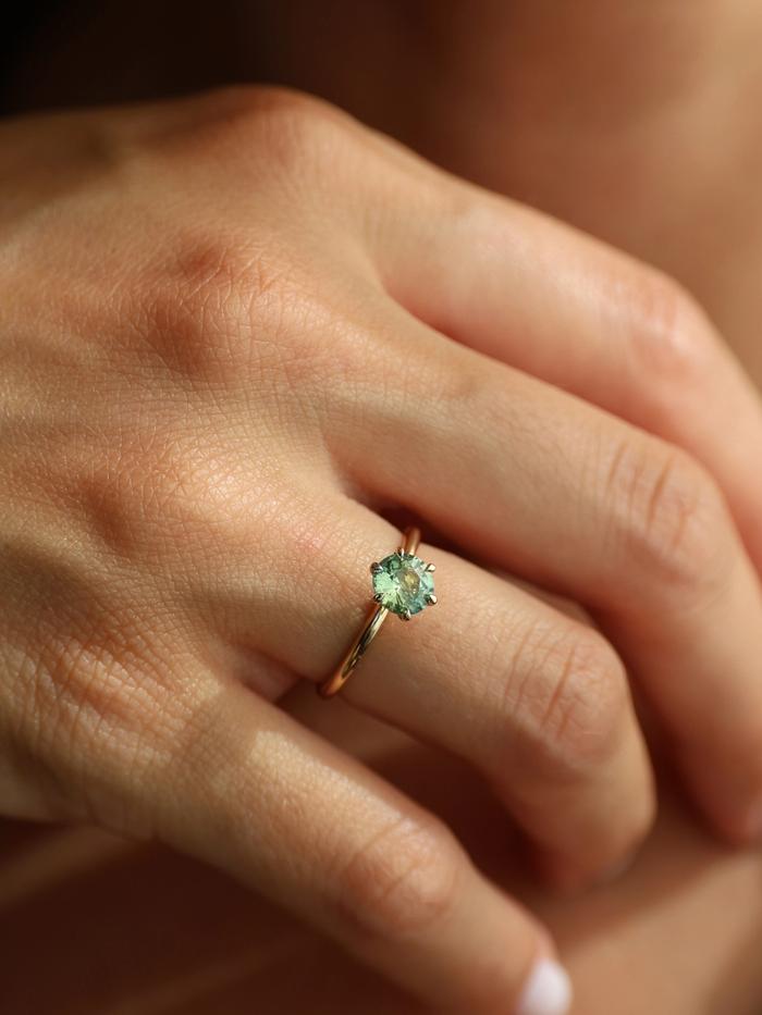 Nangi fine jewelry - green ring in yellow gold