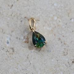 Nangi fine jewelry - teal / Peacock sapphire necklace in yellow gold