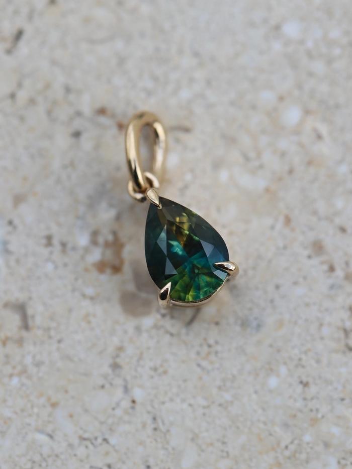 Nangi fine jewelry - teal / Peacock sapphire necklace in yellow gold