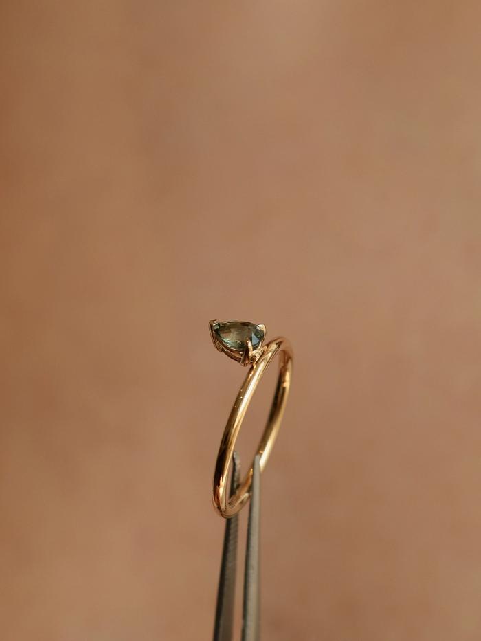 Nangi fine jewelry - teal / Peacock ring in yellow gold