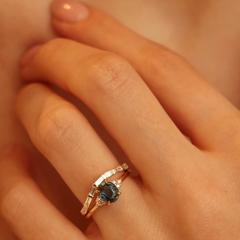 Nangi fine jewelry - teal / Peacock sapphire ring in yellow gold