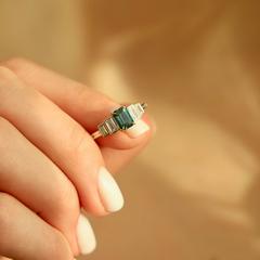Nangi fine jewelry - teal / Peacock ring in yellow gold