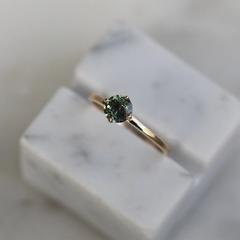 Nangi fine jewelry - grey sapphire ring in yellow gold