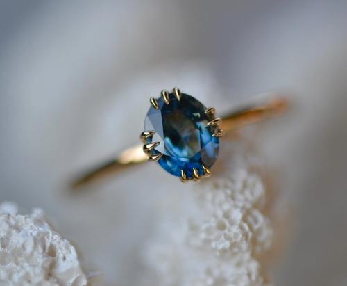 Nangi fine jewelry - blue sapphire ring in yellow gold