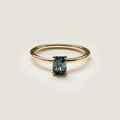Nangi fine jewelry - teal / Peacock sapphire ring in yellow gold
