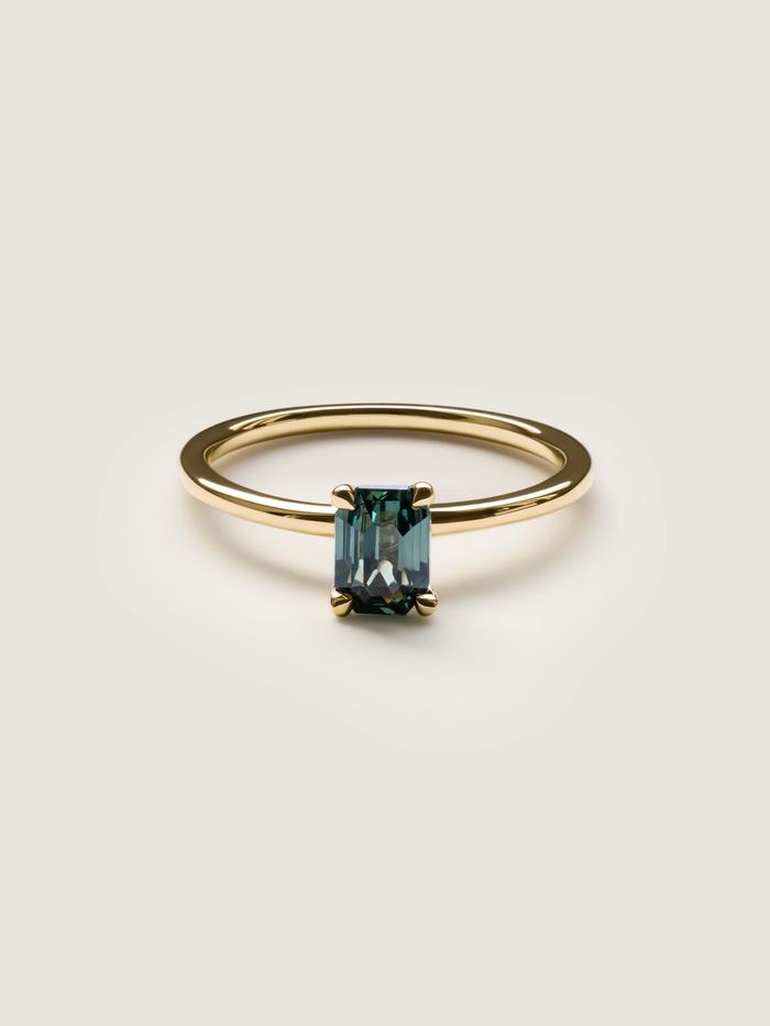 Nangi fine jewelry - teal / Peacock sapphire ring in yellow gold