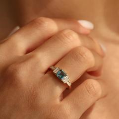Nangi fine jewelry - teal / Peacock sapphire ring in yellow gold