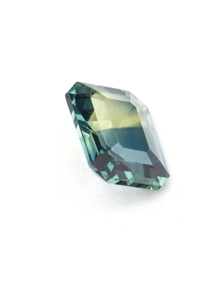 Nangi fine jewelry - teal / Peacock sapphire gemstone in gold