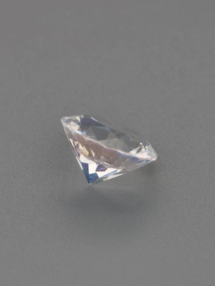 Nangi fine jewelry - white gemstone in gold