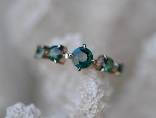 Nangi fine jewelry - green sapphire ring in white gold