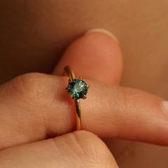 Nangi fine jewelry - green sapphire ring in yellow gold