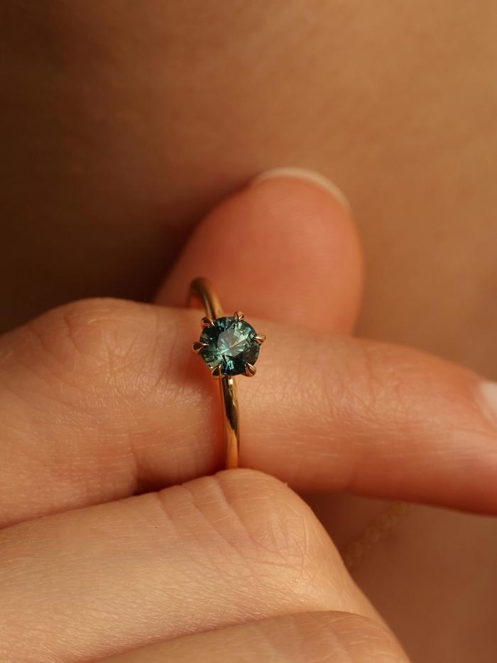 Nangi fine jewelry - green sapphire ring in yellow gold