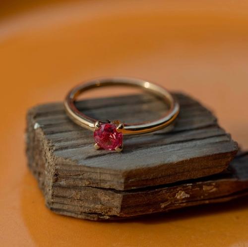 Nangi fine jewelry - orange sapphire ring in yellow gold