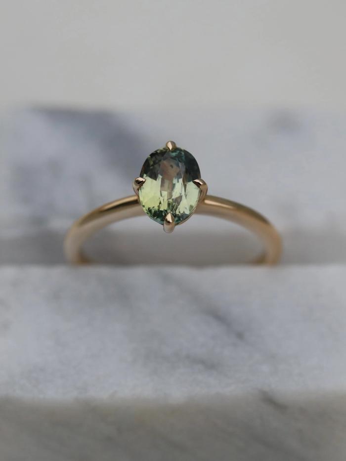 Nangi fine jewelry - green sapphire ring in yellow gold