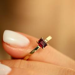 Nangi fine jewelry - red ring in yellow gold