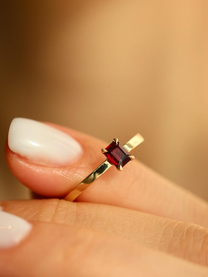 Nangi fine jewelry - red ring in yellow gold
