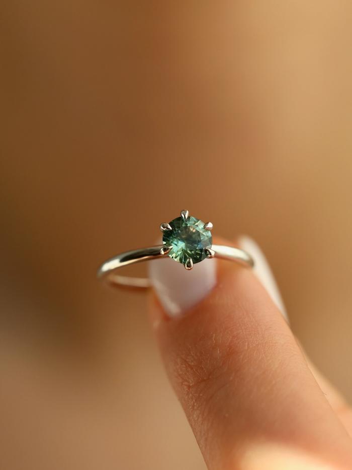 Nangi fine jewelry - green sapphire ring in white gold