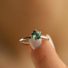 Nangi fine jewelry - green sapphire ring in white gold