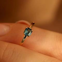 Nangi fine jewelry - blue sapphire ring in yellow gold