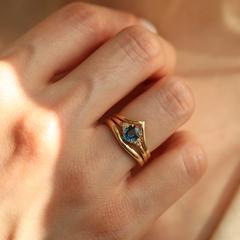 Nangi fine jewelry - teal / Peacock sapphire ring in yellow gold