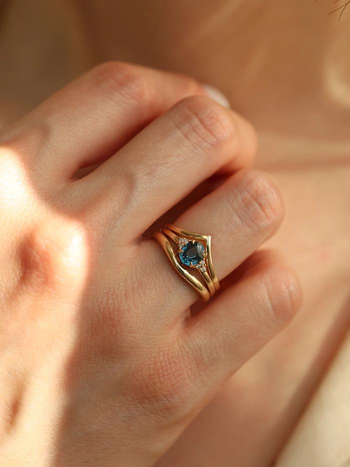 Nangi fine jewelry - teal / Peacock sapphire ring in yellow gold