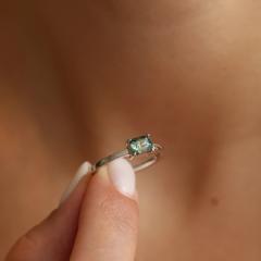 Nangi fine jewelry - green sapphire ring in white gold