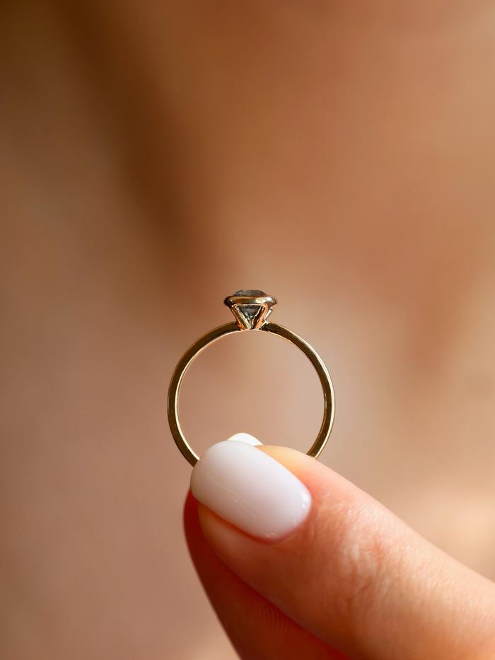 Nangi fine jewelry - teal / Peacock sapphire ring in yellow gold