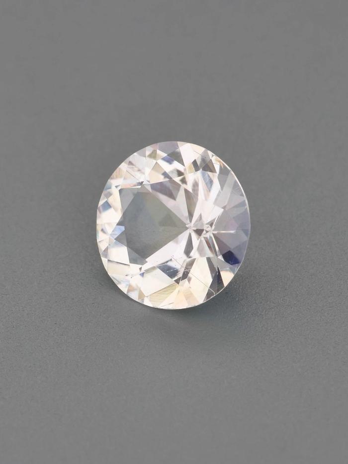 Nangi fine jewelry - white gemstone in gold