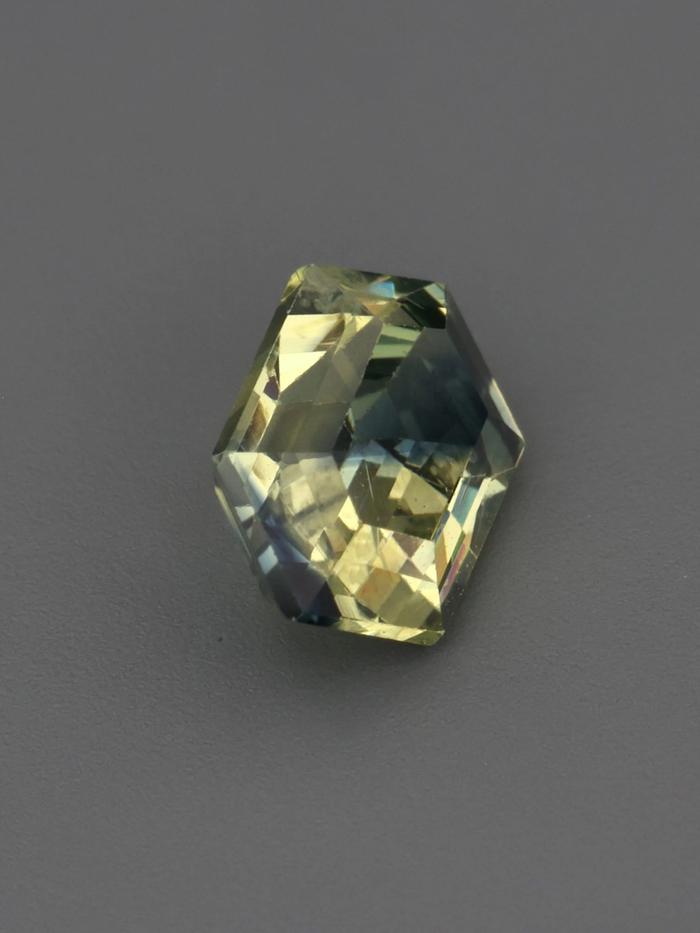 Nangi fine jewelry - green gemstone in gold