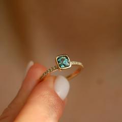 Nangi fine jewelry - teal / Peacock sapphire ring in yellow gold