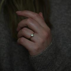 Nangi fine jewelry - grey sapphire ring in yellow gold