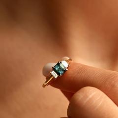 Nangi fine jewelry - teal / Peacock sapphire ring in yellow gold