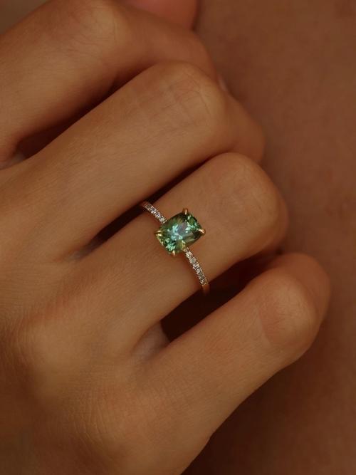 Nangi fine jewelry - green sapphire ring in yellow gold