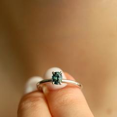 Nangi fine jewelry - blue sapphire ring in white gold