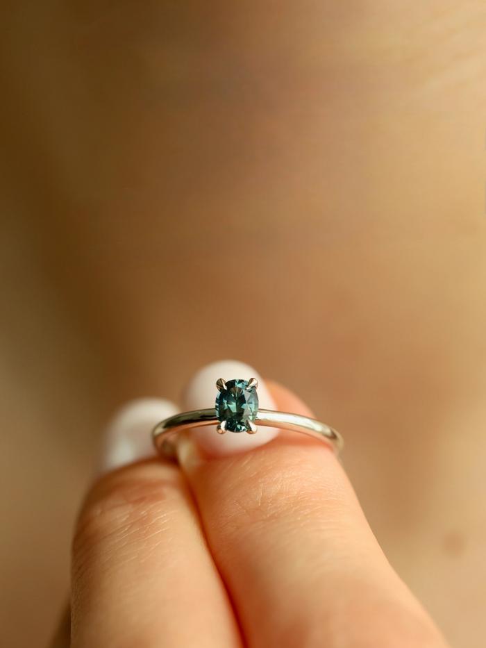 Nangi fine jewelry - blue sapphire ring in white gold