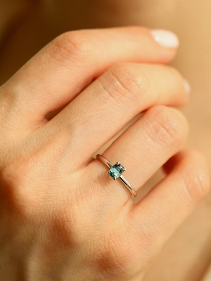 Nangi fine jewelry - blue sapphire ring in white gold