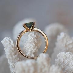Nangi fine jewelry - green ring in yellow gold