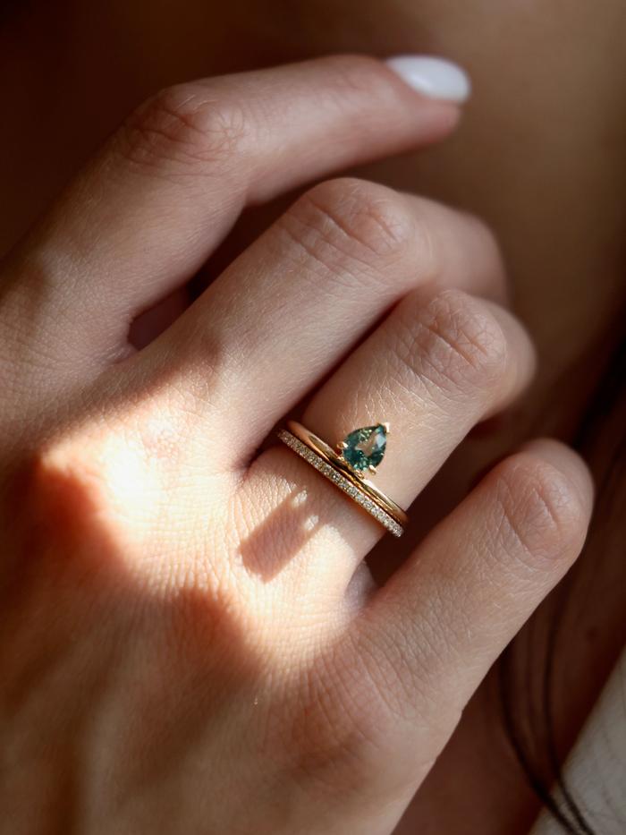 Nangi fine jewelry - green ring in yellow gold