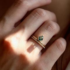 Nangi fine jewelry - green ring in yellow gold