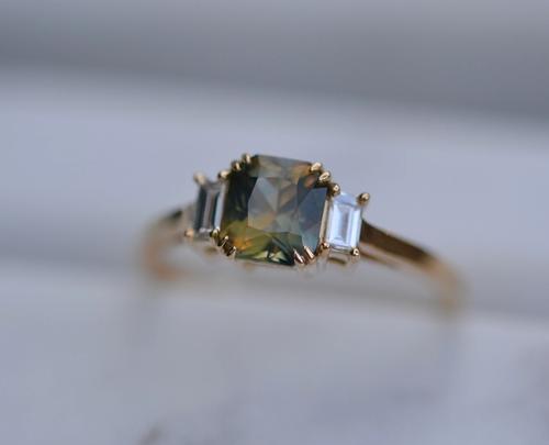 Nangi fine jewelry - green sapphire ring in yellow gold