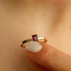 Nangi fine jewelry - red ring in yellow gold