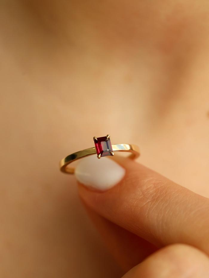 Nangi fine jewelry - red ring in yellow gold