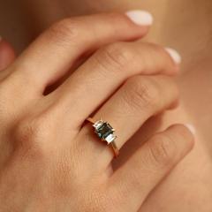 Nangi fine jewelry - green sapphire ring in yellow gold