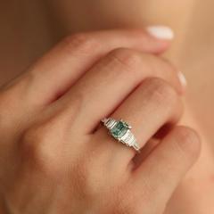 Nangi fine jewelry - teal / Peacock sapphire ring in white gold