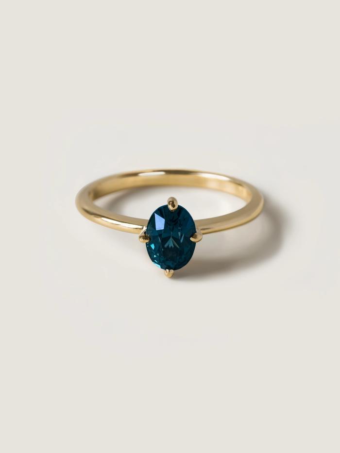 Nangi fine jewelry - teal sapphire ring in yellow gold