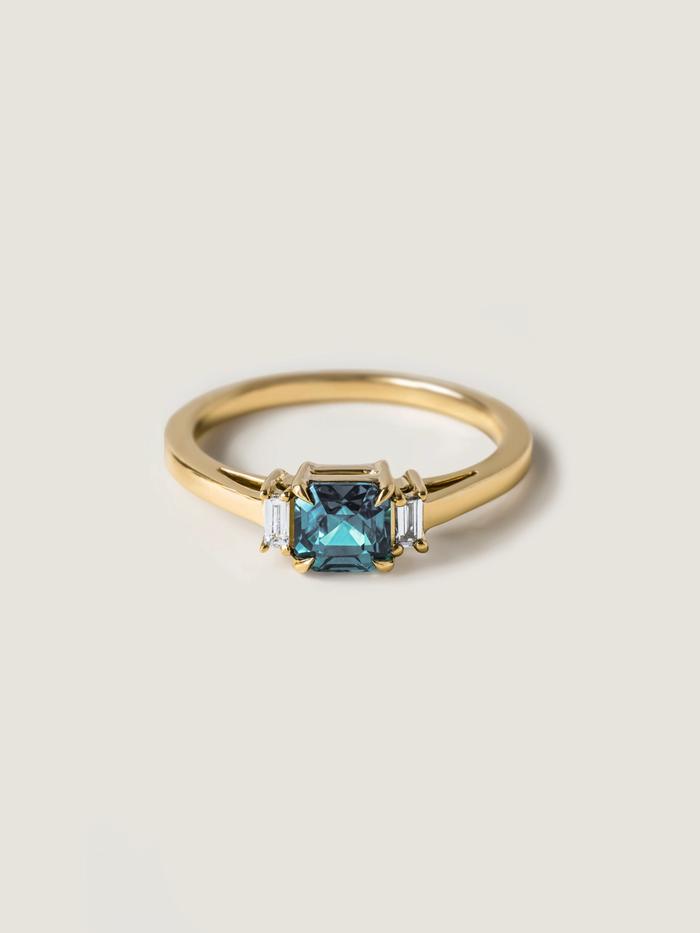 Nangi fine jewelry - teal sapphire ring in yellow gold