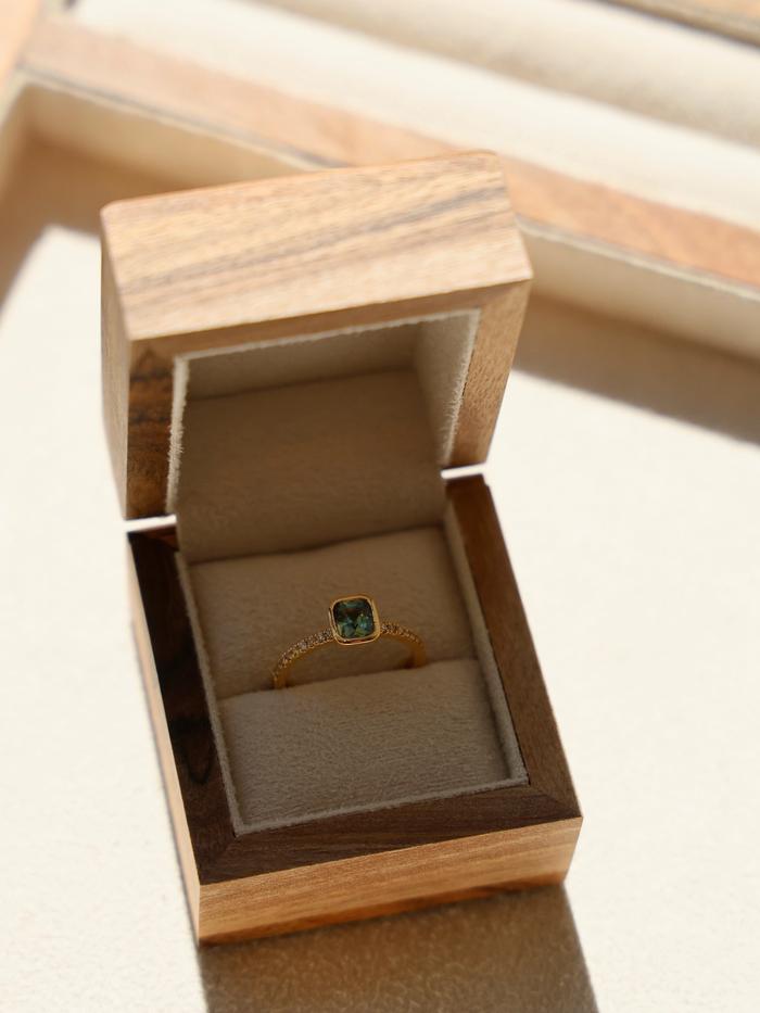 Nangi fine jewelry - teal / Peacock ring in yellow gold